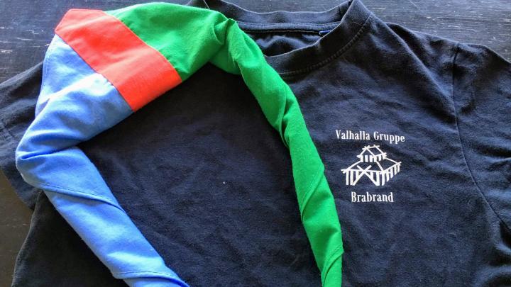 Tørklæde og t-shirt fra Valhalla Gruppe