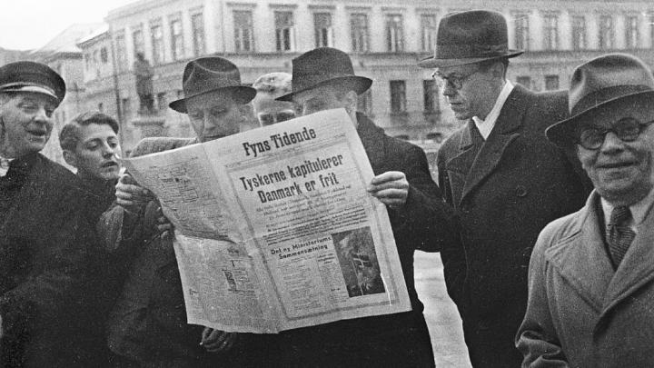 mennesker læser avis 5 maj
