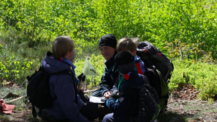 Fire spejdere løser koder i naturen med deres leder