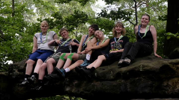 6 klanspejdere der sidder på en stor sten/klippe i Tjekkiet