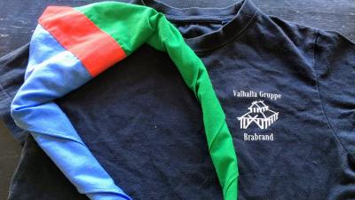 Tørklæde og t-shirt fra Valhalla Gruppe
