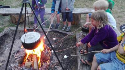 Familiespejdere ved bål med gryde